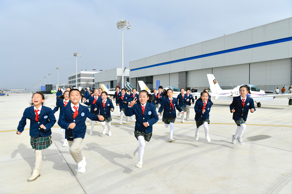 才聚古都·翱翔蓝天——2024年西安市低空经济人才与产业发展交流暨飞行应用展演活动举办(图3) 才聚古都·翱翔蓝天——2024年西安市低空经济人才与产业发展交流暨飞行应用展演活动举办(图3)