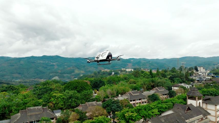 亿航智能EH216-S在世界文化遗产地景迈山首次飞行展演，让低空经济赋能普洱文旅新动能(图2)
