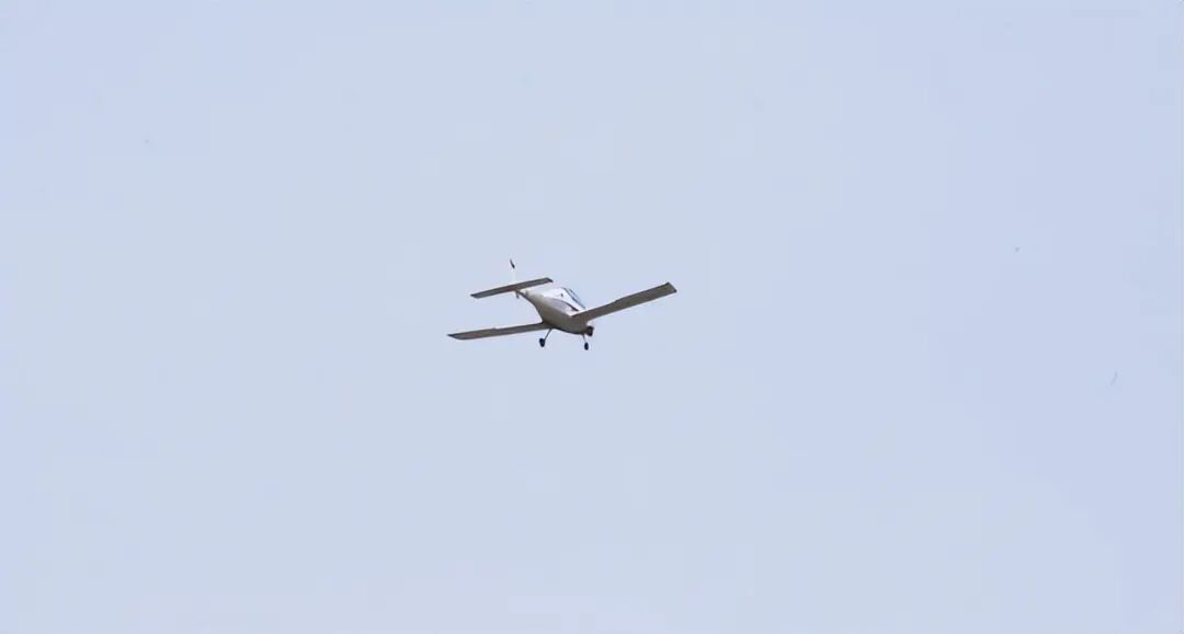 山东春运首现“低空返乡”，父子乘小飞机2小时“飞”回泰安老家！