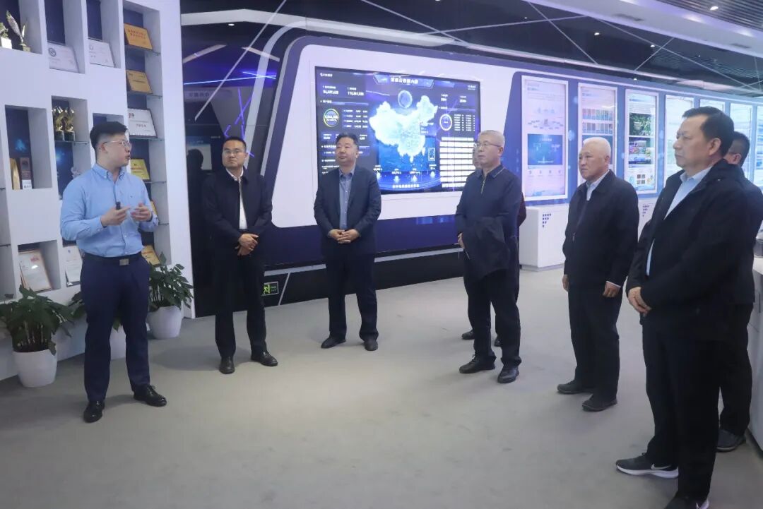 中国信息协会低空经济分会会长熊朝一行莅临中科星图调研交流(图3) 中国信息协会低空经济分会会长熊朝一行莅临中科星图调研交流(图3)