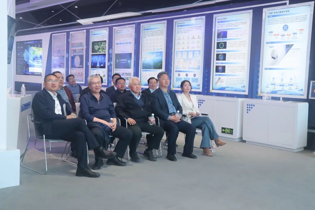 中国信息协会低空经济分会会长熊朝一行莅临中科星图调研交流(图4) 中国信息协会低空经济分会会长熊朝一行莅临中科星图调研交流(图4)