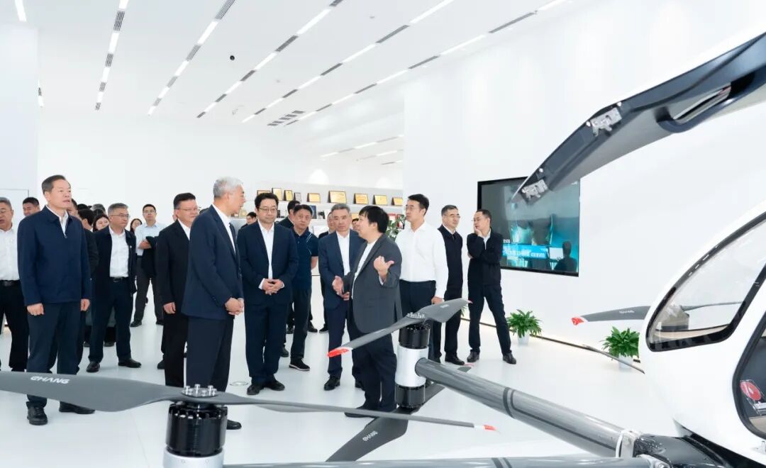 江西省委书记、广东省长考察亿航智能,推动赣粤两地低空经济融合发展(图2) 江西省委书记、广东省长考察亿航智能,推动赣粤两地低空经济融合发展(图2)