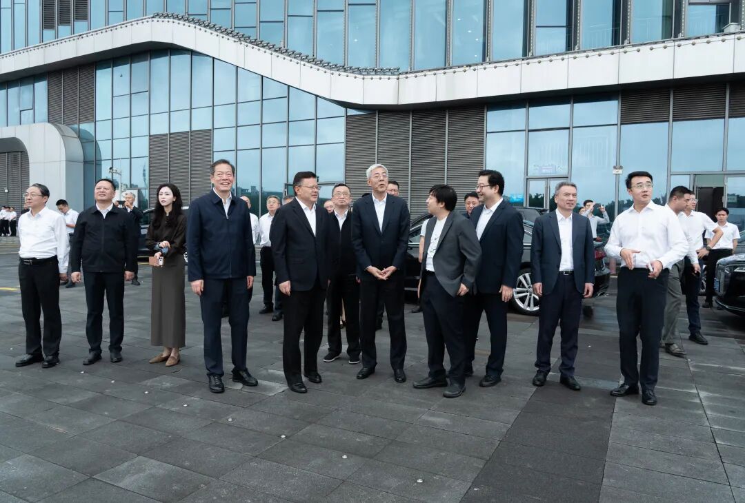 江西省委书记、广东省长考察亿航智能,推动赣粤两地低空经济融合发展(图3) 江西省委书记、广东省长考察亿航智能,推动赣粤两地低空经济融合发展(图3)