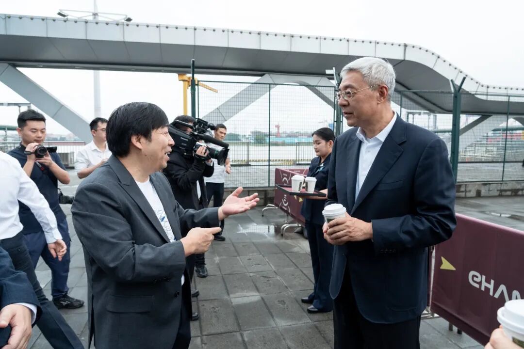 江西省委书记、广东省长考察亿航智能,推动赣粤两地低空经济融合发展(图4) 江西省委书记、广东省长考察亿航智能,推动赣粤两地低空经济融合发展(图4)
