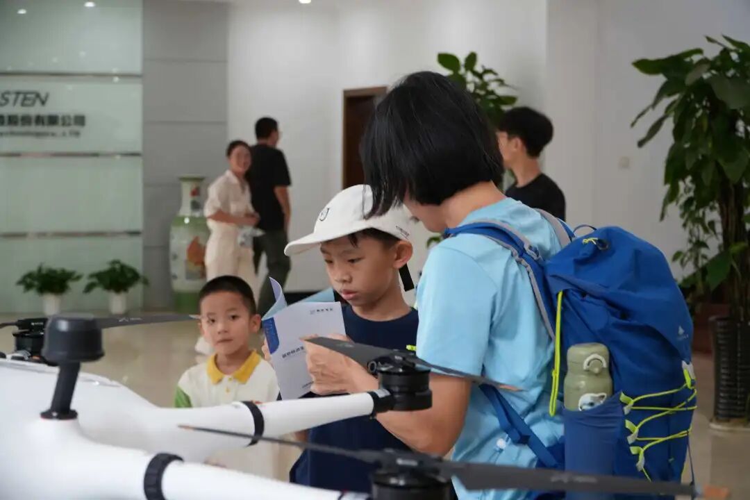 探索天空的边界——宁波英伦外籍人员子女学校PTA活动走进翼新智能(图2) 探索天空的边界——宁波英伦外籍人员子女学校PTA活动走进翼新智能(图2)