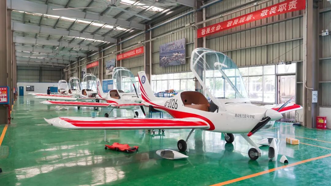 5架“阿若拉”批量交付，山河星航助力湖南航空技师学院筑梦低空(图1)
