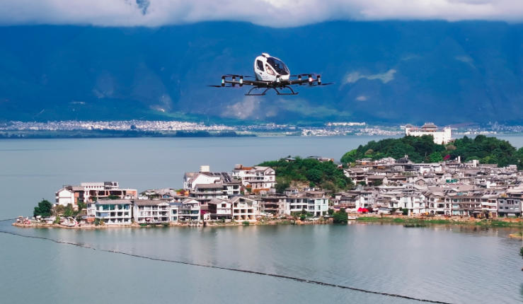 亿航eVTOL飞越洱海展示出行物流双场景 将推动大理低空场景常态化飞行(图2) 亿航eVTOL飞越洱海展示出行物流双场景 将推动大理低空场景常态化飞行(图2)