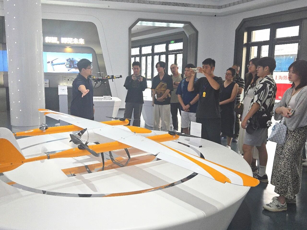 共探低空科技 共话融合发展丨台湾青年交流团走进温州低空经济科创园参观交流(图1)