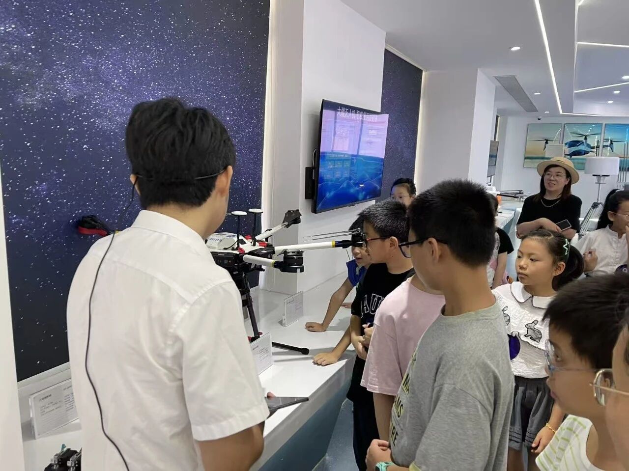 低空启航向未来｜七都学子走进浙南低空飞行服务中心解锁科技研学(图2)