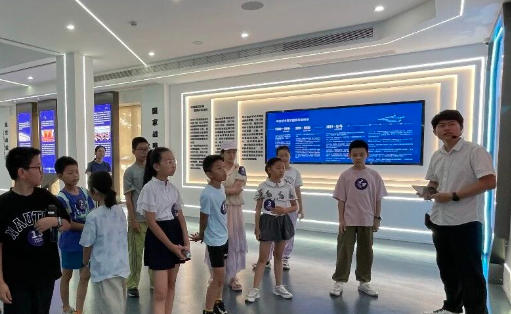低空启航向未来｜七都学子走进浙南低空飞行服务中心解锁科技研学