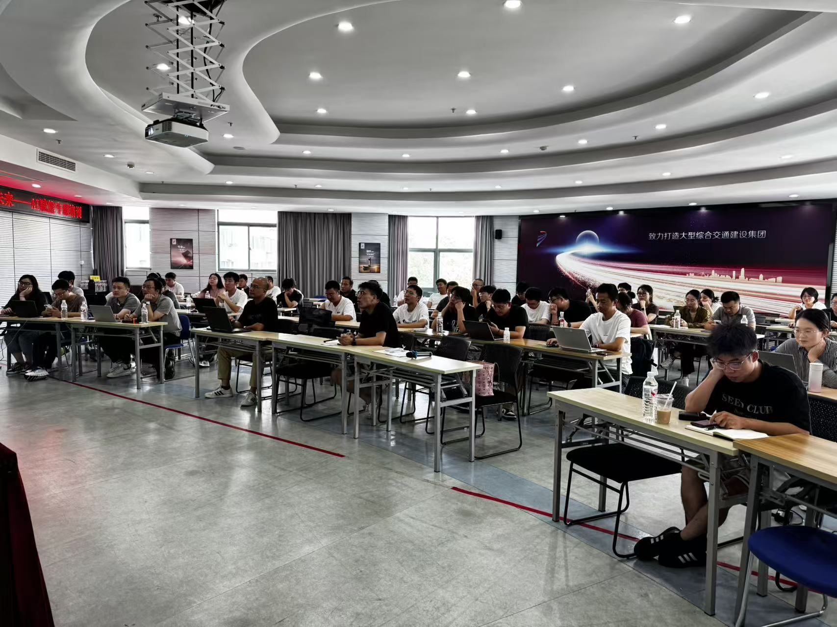 青锋领航・智创未来|以数智赋能青年,助推低空产业创新发展(图1) 青锋领航・智创未来|以数智赋能青年,助推低空产业创新发展(图1)