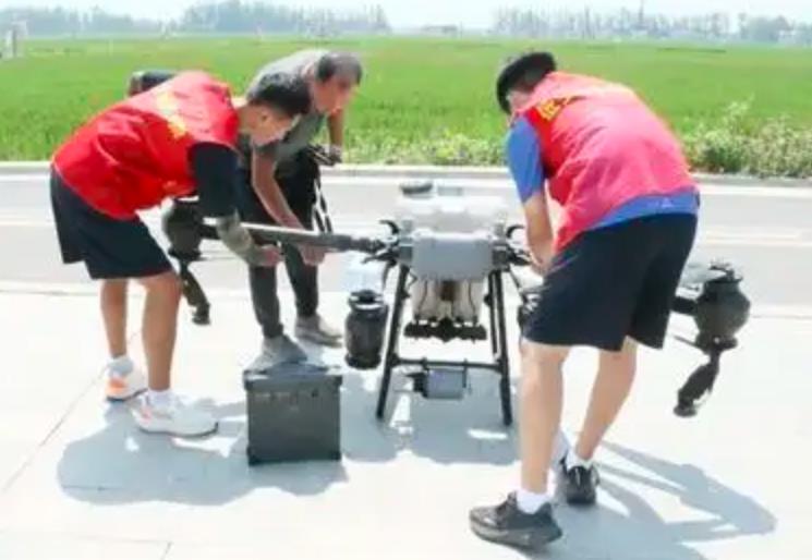 临沂低空经济正以“制造+育才”双轮驱动形成独特路径:数字鹰物流无人机项目年产大载重机型1000架,无锡配套电池制造商随之迁入;云端领航已启动1.5吨大载重物流无人机前期筹备,目标解决支线航线运输问题。新明辉至中通快递6.8公里航线10分钟完成配送,时效提升30%,量产后费用预计节省25%以上。人才端,临沂大学组建低空飞行器动力研究院,临沂市低空经济学院面向全校开设无人机“微专业”,学生自主完成从碳(图1) 临沂以“制造+育才”驱动低空经济(图1)