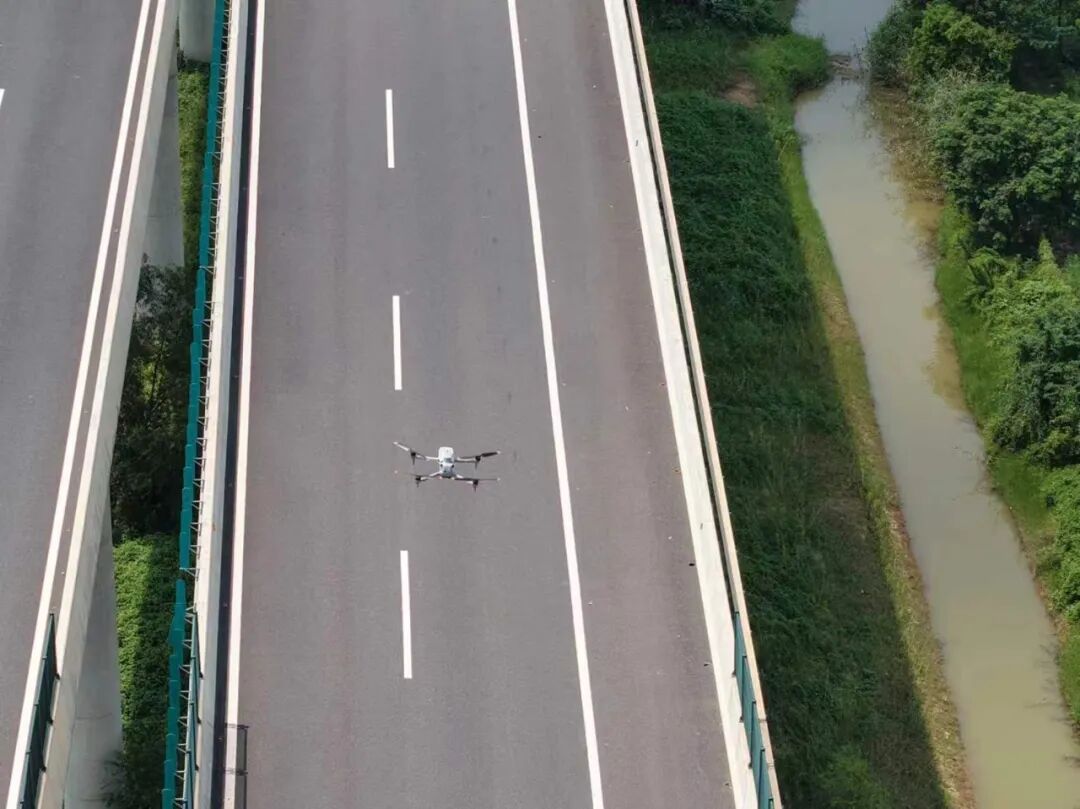 “低空+AI”赋能公路管养:安徽交检低空无人机巡查系统落地庐江(图1) “低空+AI”赋能公路管养:安徽交检低空无人机巡查系统落地庐江(图1)