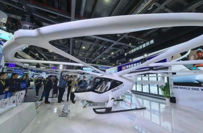 中国低空经济“第一城”易主,7.6万家低空企业、1.5万亿市场(图2) 中国低空经济“第一城”易主,7.6万家低空企业、1.5万亿市场(图2)