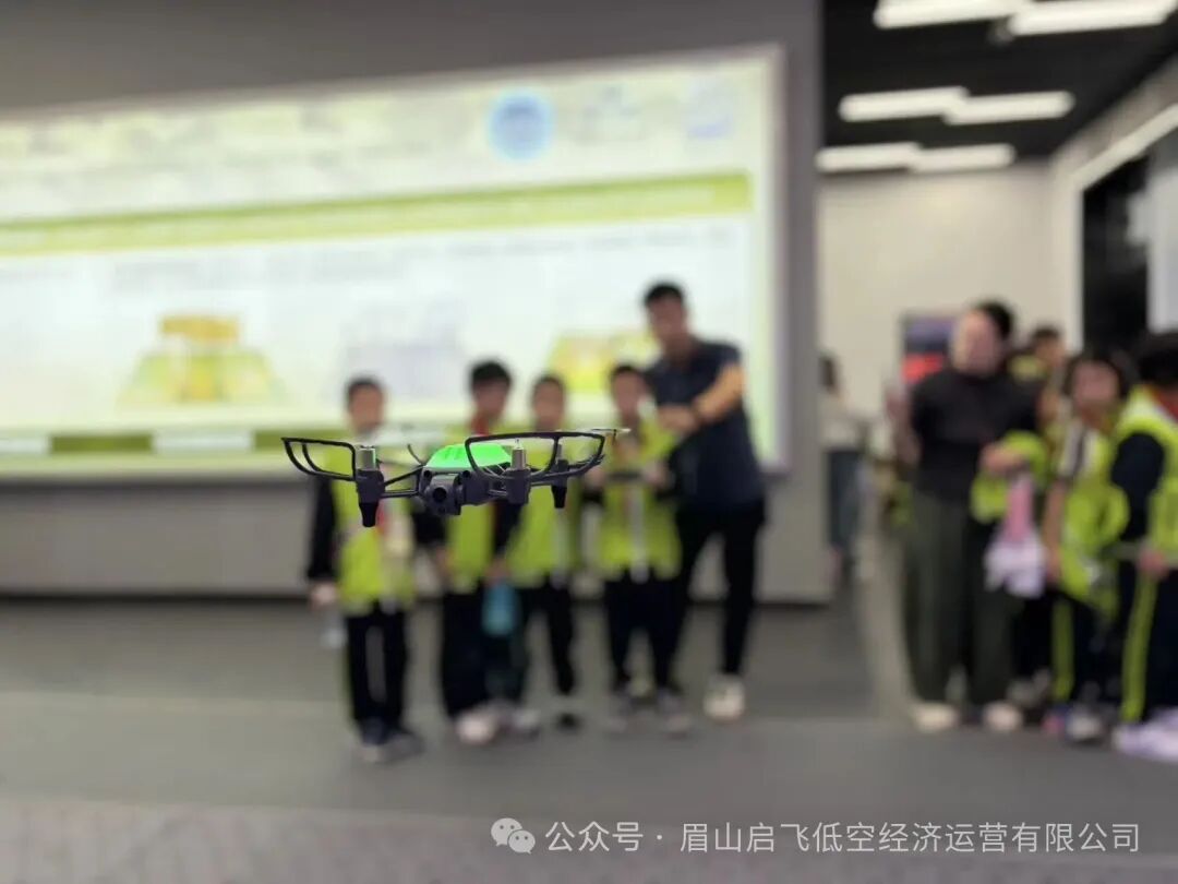 金秋科普月,科技启新程!鹏利小学走进西南低空科教文旅融合基地开展科普研学(图2) 金秋科普月,科技启新程!鹏利小学走进西南低空科教文旅融合基地开展科普研学(图2)