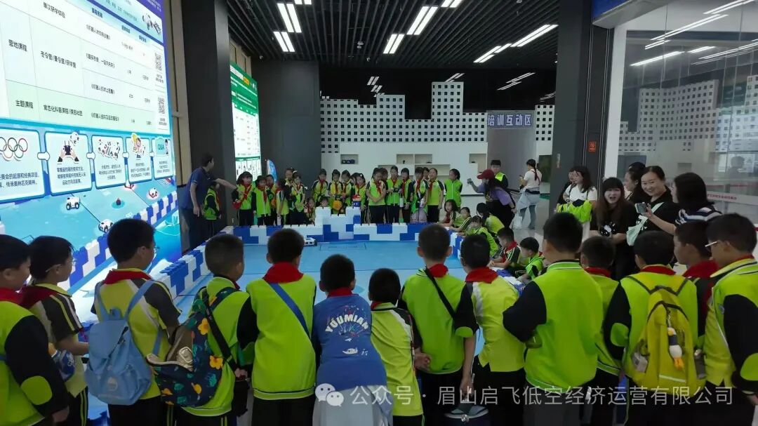 金秋科普月,科技启新程!鹏利小学走进西南低空科教文旅融合基地开展科普研学(图4) 金秋科普月,科技启新程!鹏利小学走进西南低空科教文旅融合基地开展科普研学(图4)