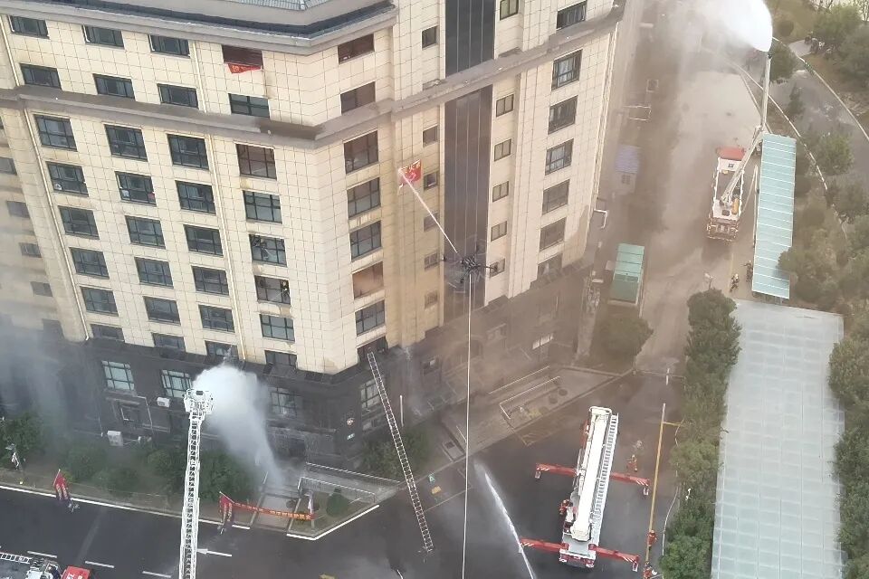 空地协同 科技赋能 | 华启天成参演河南全省消防救援队伍养老机构灭火救援教学式实战演练(图6) 空地协同 科技赋能 | 华启天成参演河南全省消防救援队伍养老机构灭火救援教学式实战演练(图6)