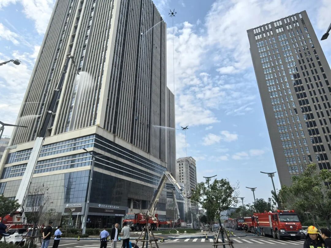 平顶山市消防救援局组织开展全省高层建筑灭火救援实战演练，华启天成无人机助力智慧救援(图1)