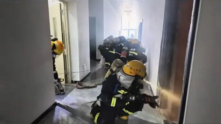 平顶山市消防救援局组织开展全省高层建筑灭火救援实战演练，华启天成无人机助力智慧救援(图3)