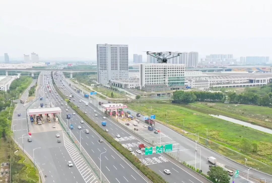 摸着石头蹚新路,织就城市“飞网”——低空公司的半年成长侧记(图1) 摸着石头蹚新路,织就城市“飞网”——低空公司的半年成长侧记(图1)