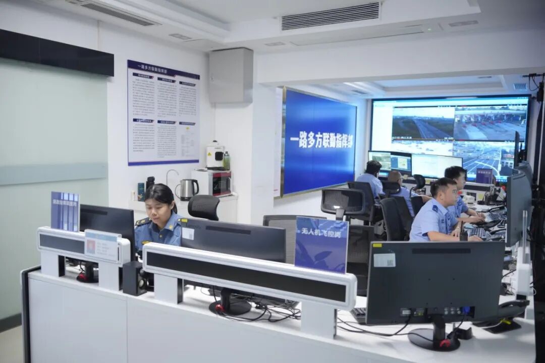 摸着石头蹚新路,织就城市“飞网”——低空公司的半年成长侧记(图4) 摸着石头蹚新路,织就城市“飞网”——低空公司的半年成长侧记(图4)